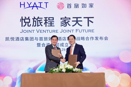 Hyatt's Stephen Ho (l.) and BTG Homeinns Hotels Group's David Sun at partnership signing ceremony